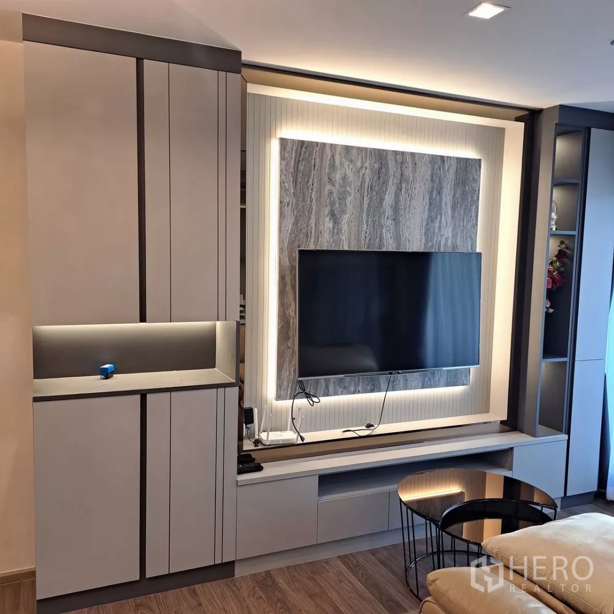 คอนโด ให้เช่าในChatuchak, Bangkok - ตู้บิลท์อินและชั้นวางทีวีพร้อมไฟซ่อน ข้างโต๊ะกลางทรงกลม