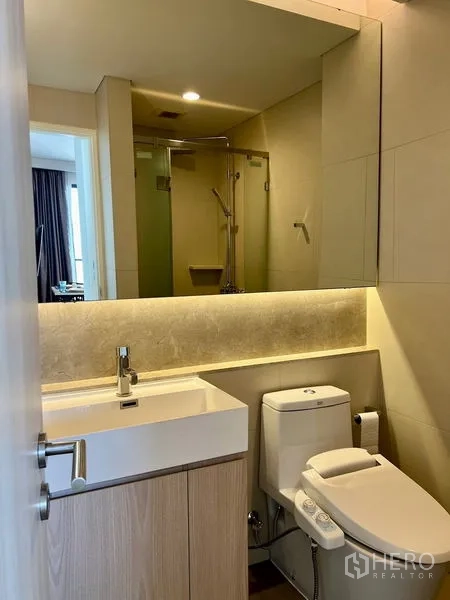 คอนโด ให้เช่า - ห้องน้ำที่สองพร้อมฝักบัวแบบวอล์กอิน อ่างล้างหน้า และแสงไฟอบอุ่น