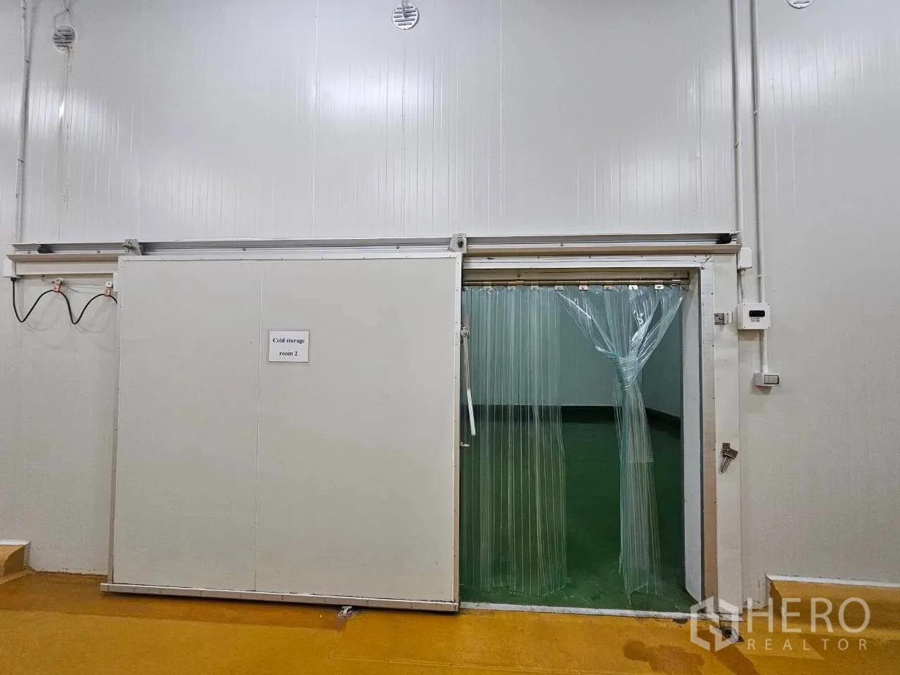 工厂 for rent in Mueang Samut Sakhon, Samut Sakhon - 冷库滑门，入口配透明软帘。