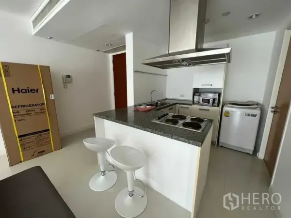 คอนโด ให้เช่าในWatthana, Bangkok - ครัวสไตล์โมเดิร์นพร้อมไอส์แลนด์ เตาไฟฟ้า เครื่องดูดควัน และสตูลบาร์