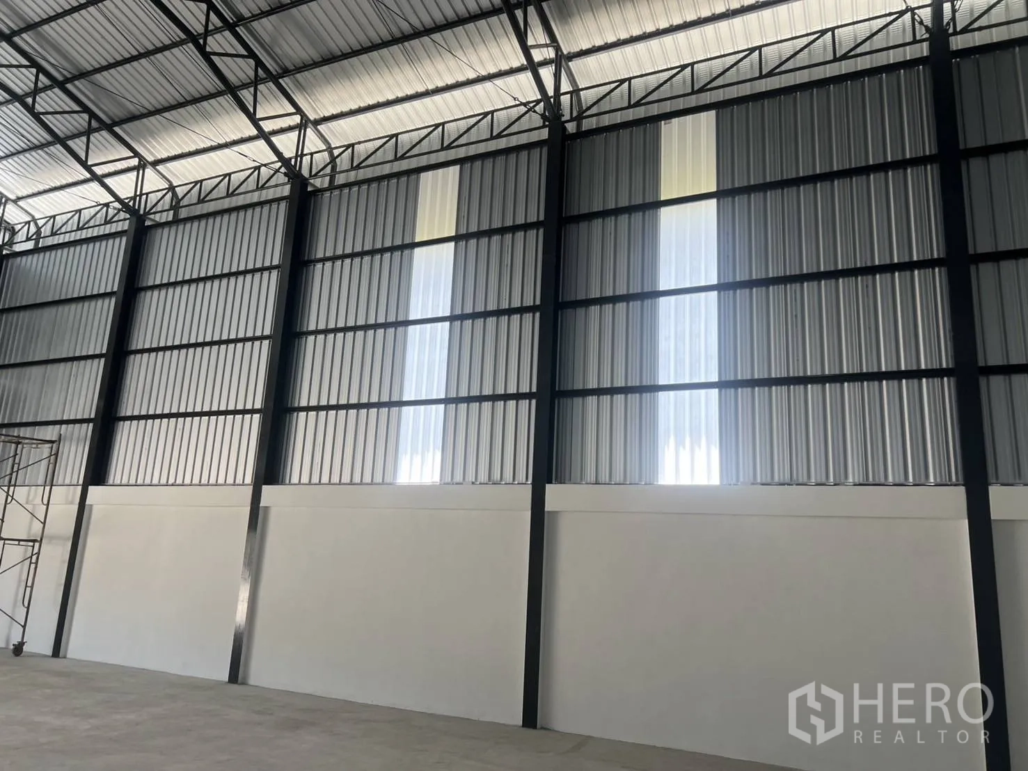 Warehouse for rent in Bang Phli, Samut Prakan - Metal-clad wall with vertical translucent panels bringing daylight into the warehouse.