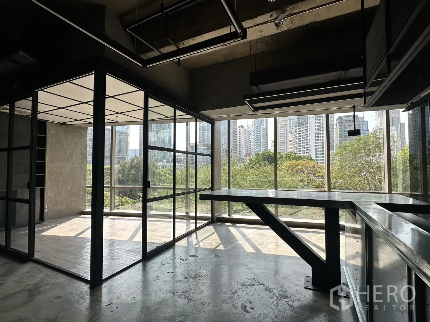 ออฟฟิศ for rent in Pathum Wan, Bangkok - ออฟฟิศสไตล์ลอฟต์ กระจกเต็มบาน ห้องประชุมกระจก พร้อมวิวสวนเขียวและเส้นขอบฟ้าเมือง