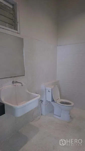 สำนักงานที่บ้าน ให้เช่าในPhra Khanong, Bangkok - ห้องน้ำโทนขาว พร้อมอ่างล้างหน้าและโถสุขภัณฑ์