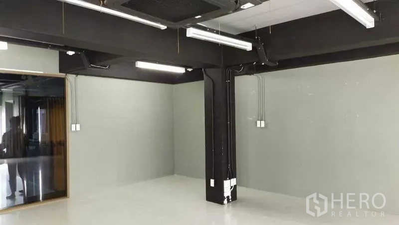 สำนักงาน ให้เช่าในPrawet, Bangkok - มุมทำงานสไตล์ลอฟต์ คานสีดำ ไฟ LED และผนังสีเทาอ่อน