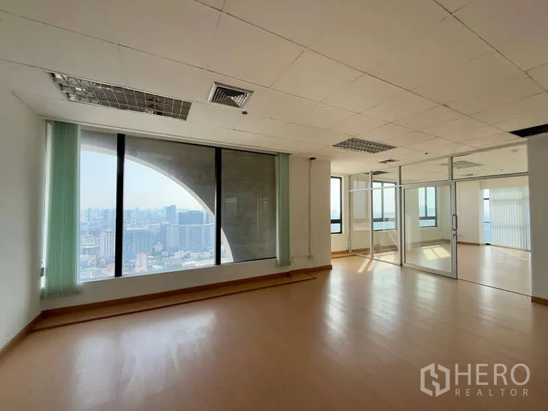 办公空间 出租在Chatuchak, Bangkok - 工作区通过拱形大窗欣赏曼谷天际线，并设玻璃会议室。