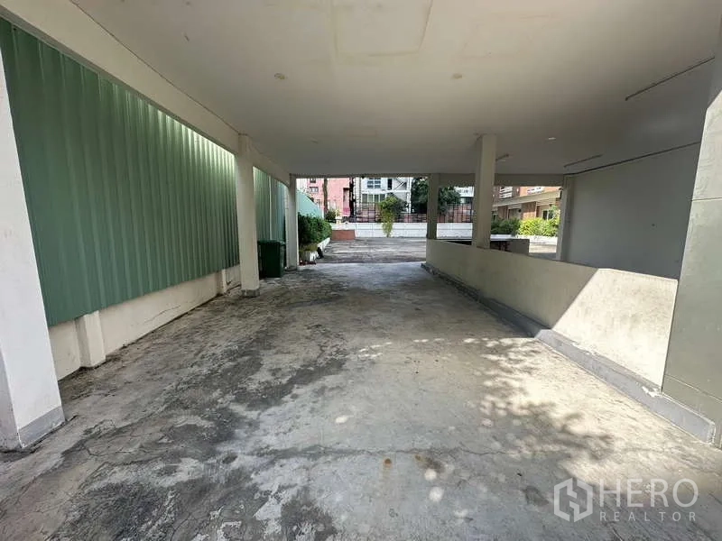 Home Office for rent in Chatuchak, Bangkok - Covered driveway or carport leading to the inner courtyard.