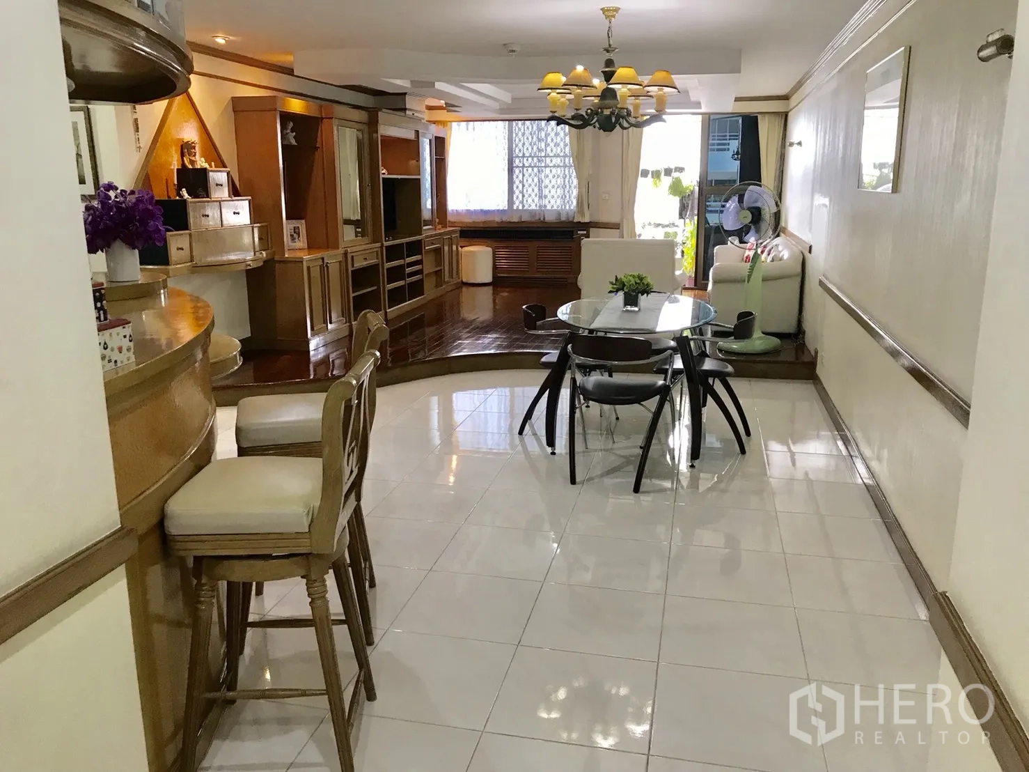 คอนโด ให้เช่าในWatthana, Bangkok - มุมทานอาหารโต๊ะกระจก พร้อมเคาน์เตอร์บาร์เชื่อมต่อพื้นที่นั่งเล่น