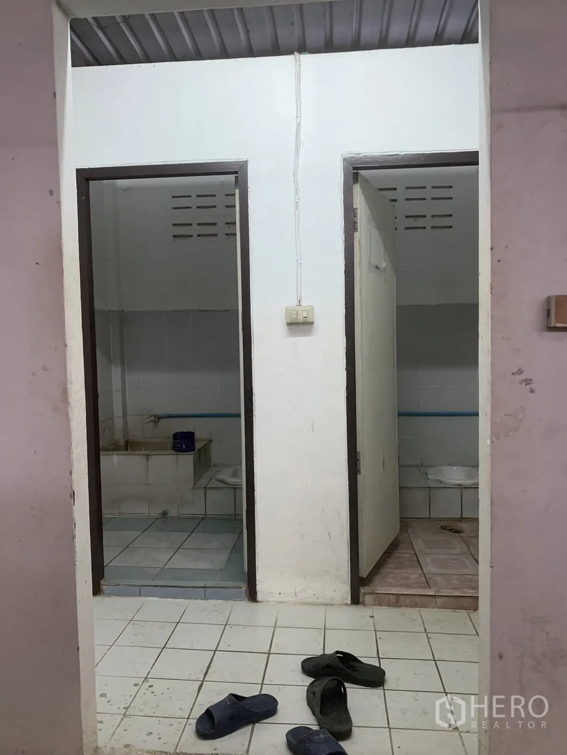 โกดัง for rent in Bang Phli, Samut Prakan - ห้องน้ำพนักงานสองห้อง พื้นกระเบื้อง พร้อมโถส้วมแบบนั่งยอง