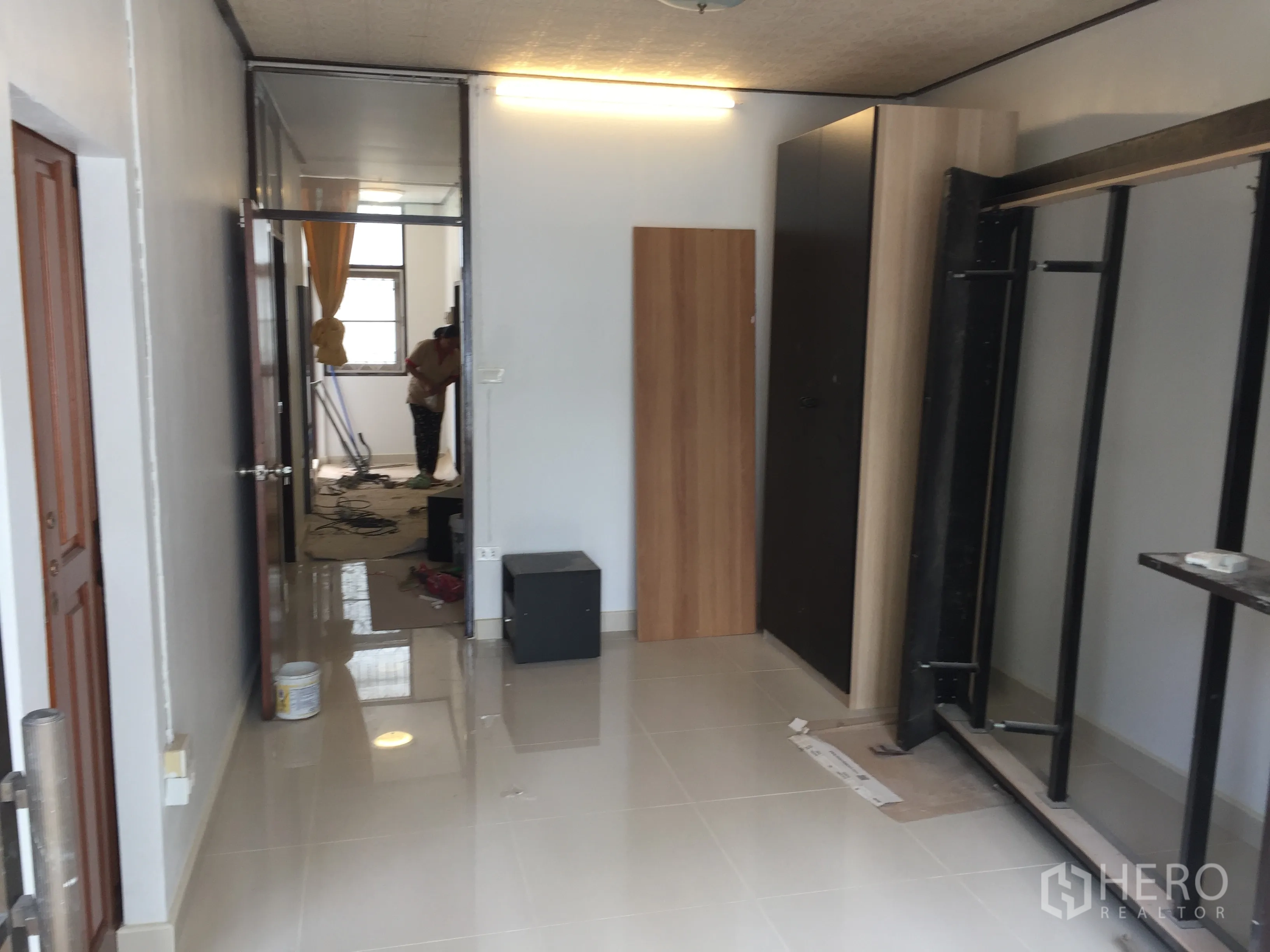 ทาวน์เฮาส์ ให้เช่าในKhlong Toei, Bangkok - ห้องชั้นบนกำลังปรับปรุง พื้นกระเบื้องแกรนิโต้และแผงตู้เสื้อผ้า เชื่อมต่อไปยังอีกห้อง