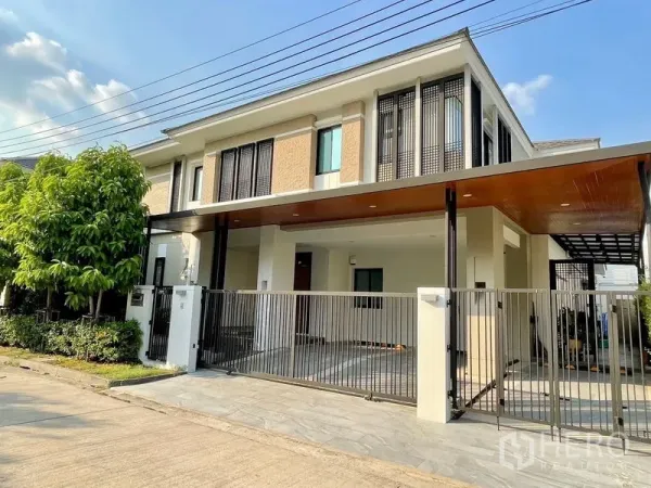 Detached House for rent in Phasi Charoen, Bangkok - Modern two-storey detached house with gated carport and wood soffit roof.