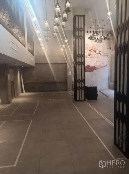 零售空间 出租在Watthana, Bangkok - 挑高零售大厅，吊灯成排，黑色装饰立柱。