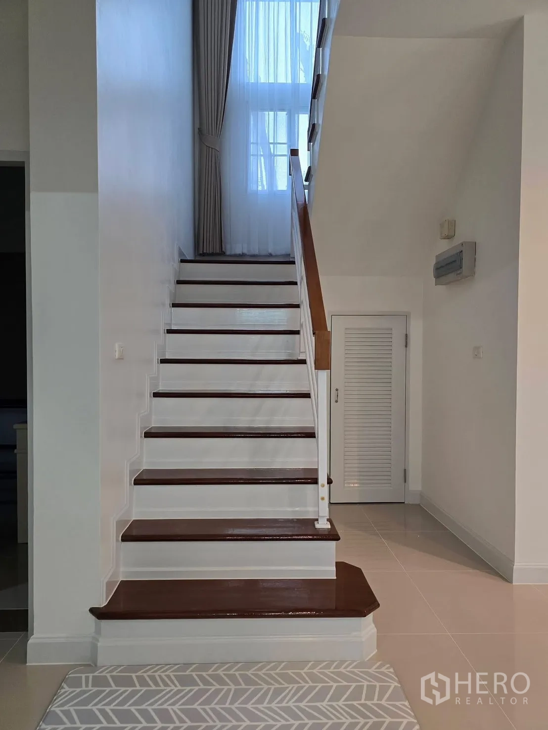 独栋房屋 for rent in Bang Phli, Samut Prakan - 木阶梯，挑高落地窗与窗帘。