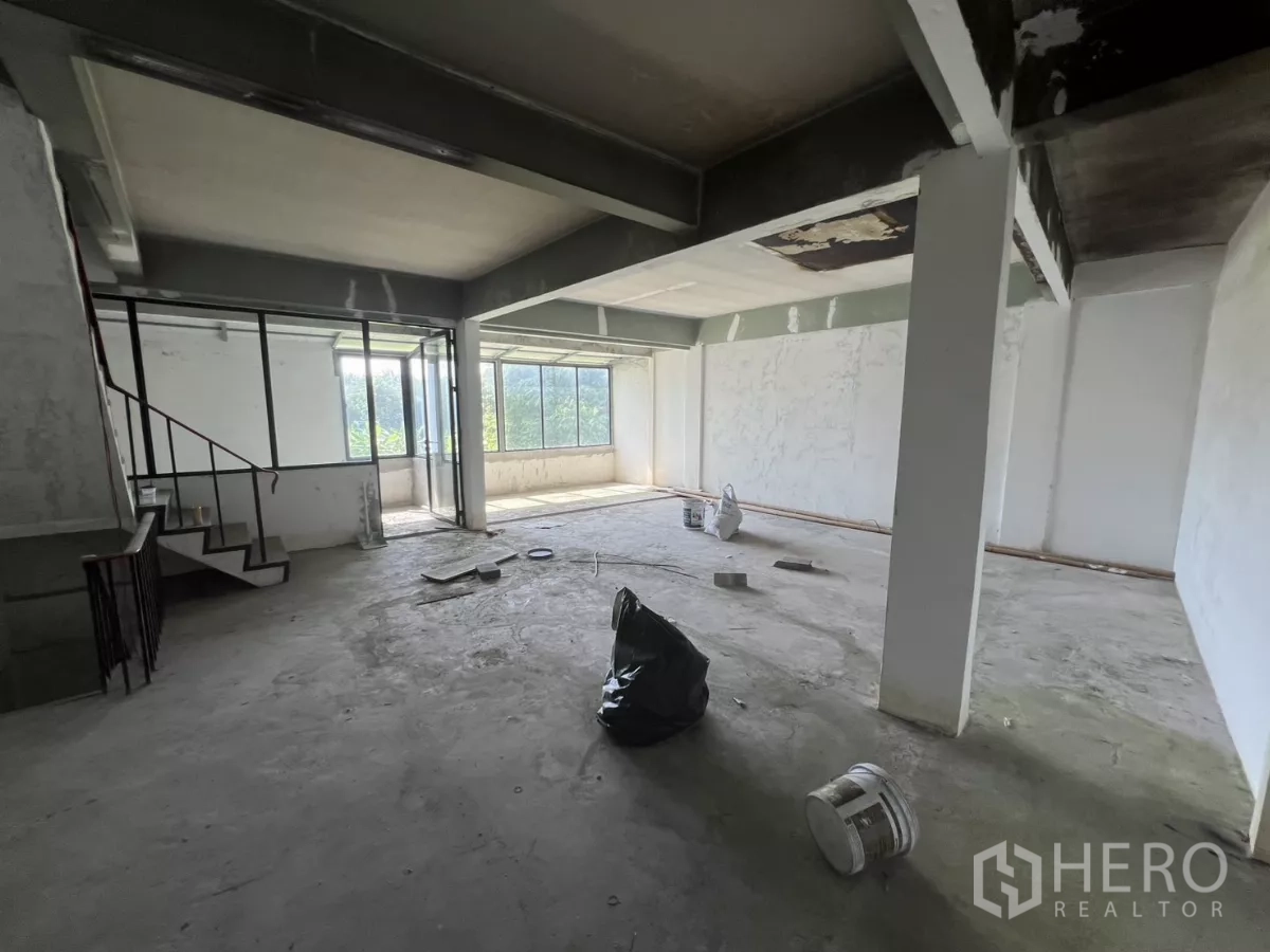 店屋 出售在Suan Luang, Bangkok - 开放式大层，外露梁与多扇窗。