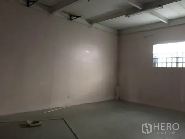 คลังสินค้า ให้เช่าในBang Kapi, Bangkok - ห้องปิดทึบพร้อมช่องหน้าต่างบล็อกแก้วภายในโกดัง