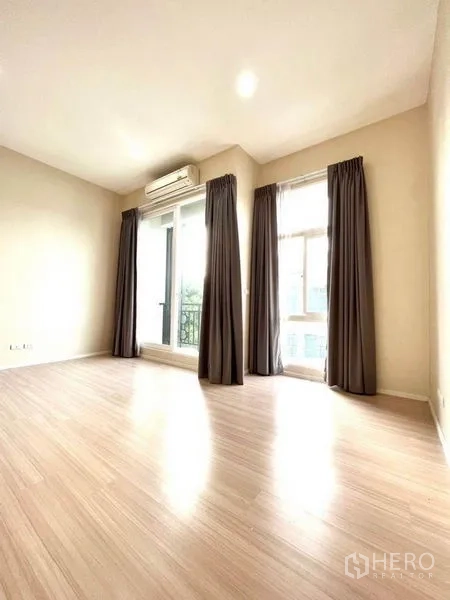 ทาวน์เฮาส์ ขายในBang Kapi, Bangkok - ห้องนอนมุมบ้าน ประตูระเบียง หน้าต่างหลายบาน แอร์ และพื้นไม้