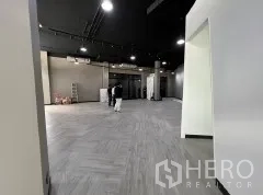 พื้นที่ขายปลีก ให้เช่าในKhlong Toei, Bangkok - พื้นที่โชว์รูมขนาดใหญ่ เพดานสีดำ ไฟราง พื้นลายก้างปลาเรียบหรู