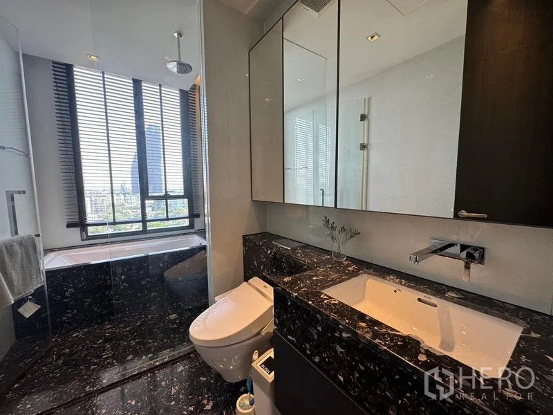 คอนโด ให้เช่า - ห้องน้ำท็อปหินอ่อนสีดำ พื้นที่อาบน้ำ พร้อมหน้าต่างรับวิวสกายไลน์