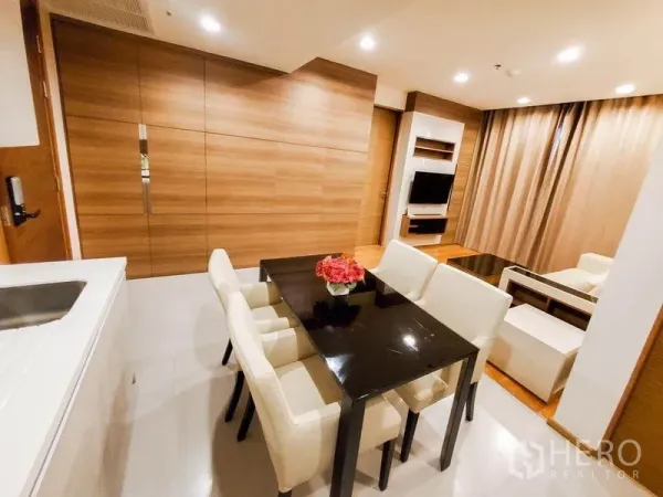 公寓 出租在Bang Rak, Bangkok - 餐客一体空间，木质墙面与电视柜，嵌灯照明。