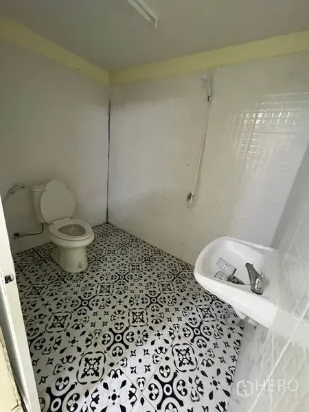 คลังสินค้า ให้เช่าในKhlong Luang, Pathum Thani - ห้องน้ำปูกระเบื้อง สะอาด มีโถส้วม อ่างล้างหน้า และฝักบัว