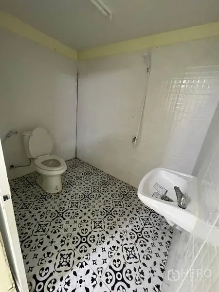 คลังสินค้า ให้เช่าในKhlong Luang, Pathum Thani - ห้องน้ำปูกระเบื้อง สะอาด มีโถส้วม อ่างล้างหน้า และฝักบัว