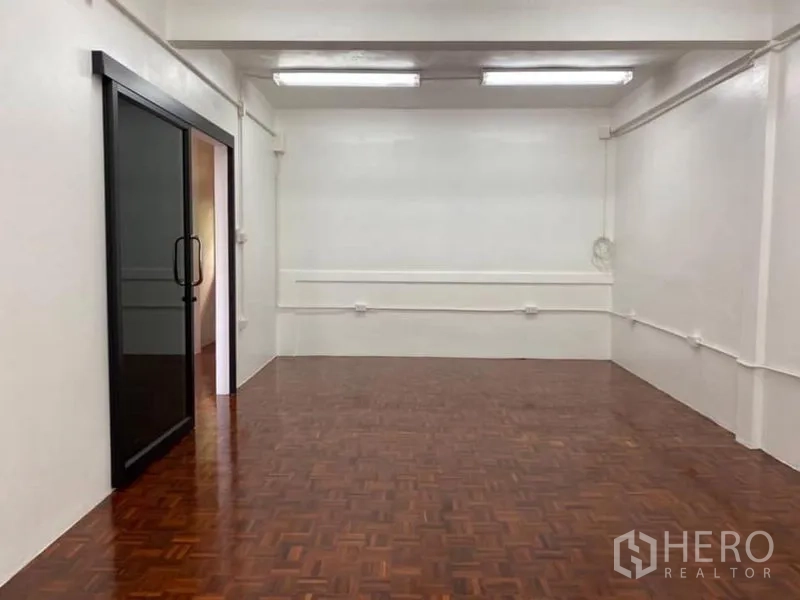 สำนักงาน ให้เช่าในYan Nawa, Bangkok - ห้องประชุม/สตูดิโอ ผนังสีขาว พื้นปาร์เกต์ ประตูกระจกบานเลื่อนกรอบดำ แสงสว่างทั่วถึง