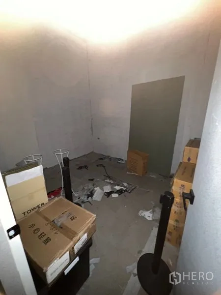 零售空间 出租在Watthana, Bangkok - 小型储藏或后勤房，堆放纸箱，挑高空间。