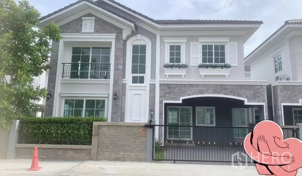 บ้าน ให้เช่าในPrawet, Bangkok - บ้านเดี่ยว 2 ชั้นสไตล์คลาสสิก โทนเทาอิฐขาว พร้อมระเบียงและรั้วหน้าบ้านในโครงการประเวศ.