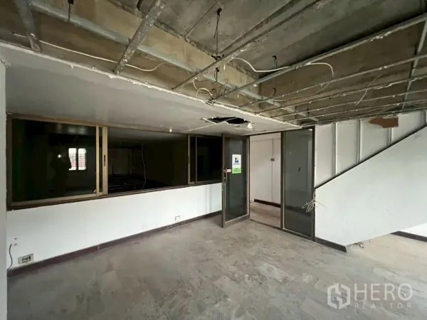 店屋 出租在Phra Khanong, Bangkok - 工作区，推拉玻璃与未完成的天花。