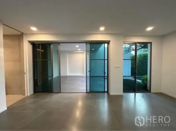 Detached House for rent - Connected living areas with multiple sliding glass partitions and a courtyard view.