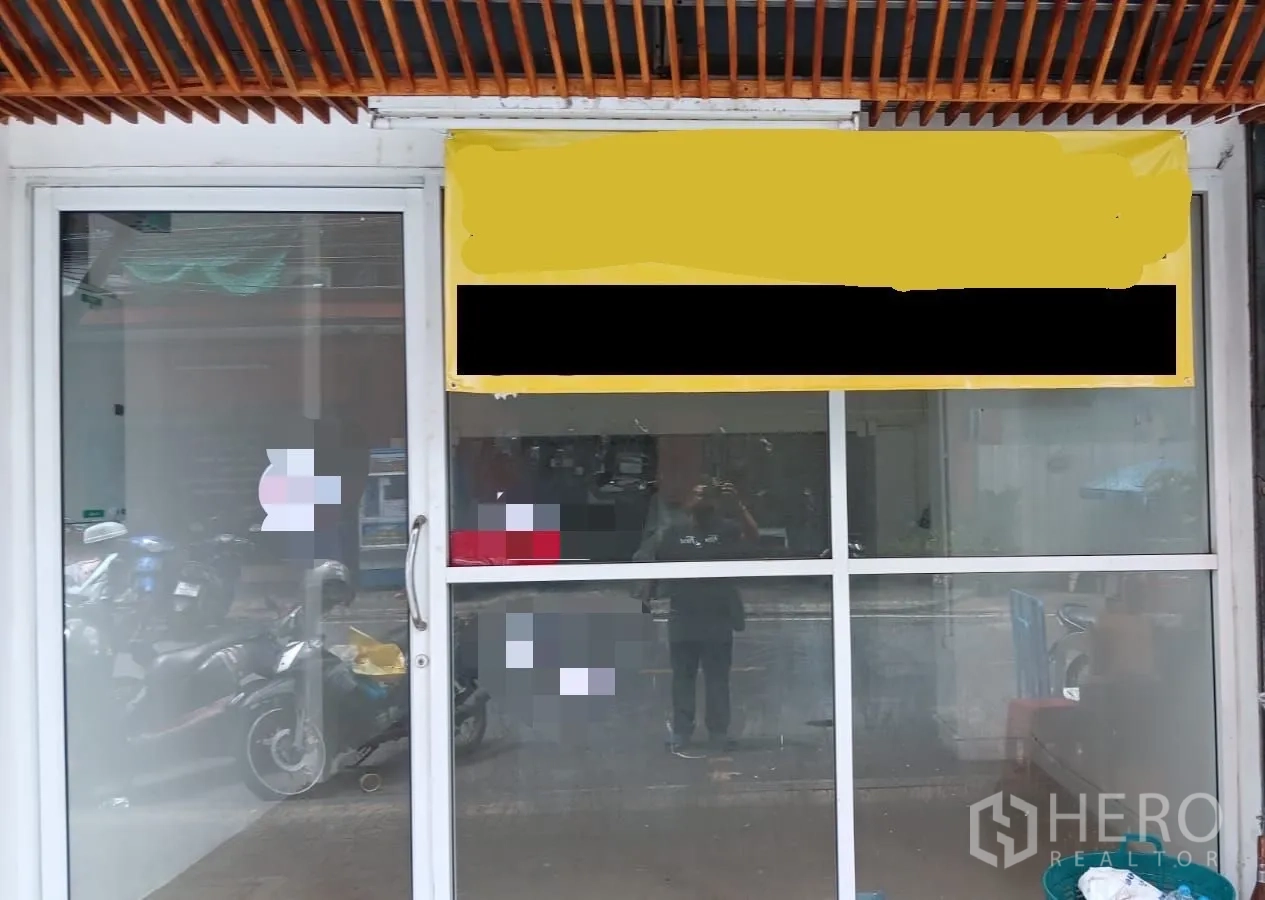 零售空间 出租在Chatuchak, Bangkok - 乍都乍街边玻璃店面，推拉门与木格雨棚。