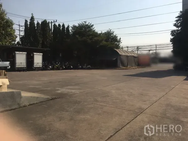 คลังสินค้า ให้เช่าในBang Phli, Samut Prakan - ลานคอนกรีตกว้างรองรับการจอดและกลับรถบรรทุกได้สะดวก