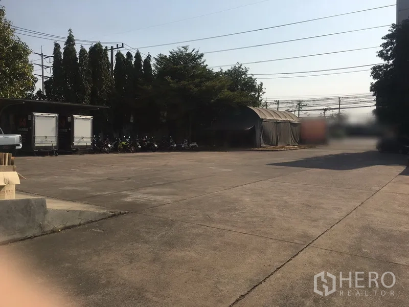 คลังสินค้า ให้เช่าในBang Phli, Samut Prakan - ลานคอนกรีตกว้างรองรับการจอดและกลับรถบรรทุกได้สะดวก