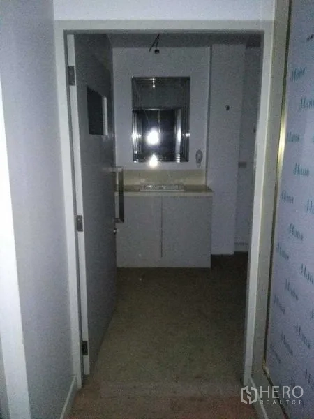 อาคารพาณิชย์ ให้เช่าในKhlong Toei, Bangkok - โถงทางเดินพร้อมตู้ซิงก์และกระจกใกล้โซนบริการ.