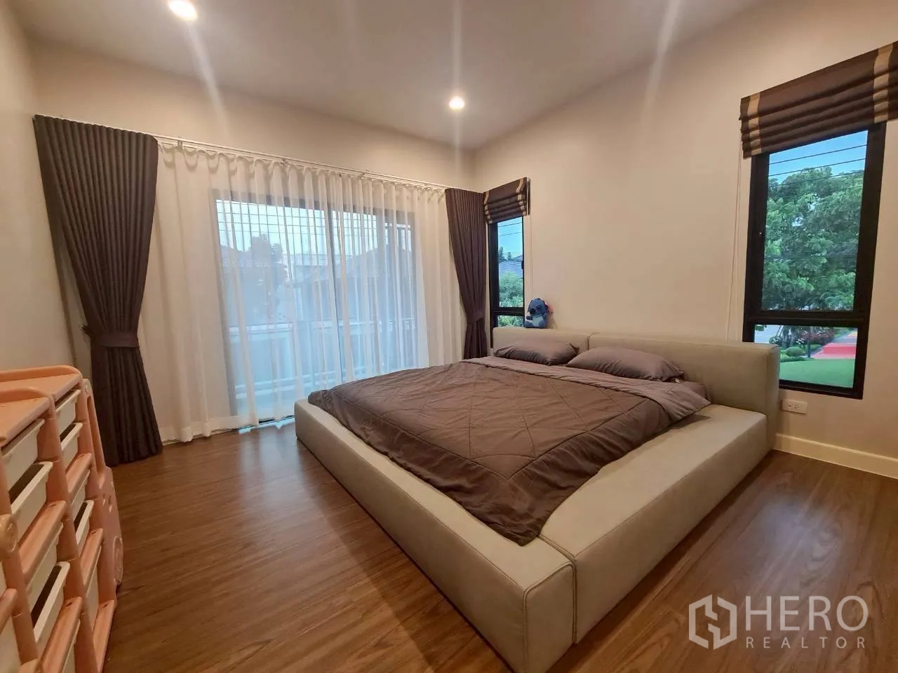 บ้าน ให้เช่าหรือขายในLam Luk Ka, Pathum Thani - ห้องนอนใหญ่กว้าง เตียงคิงส์ไซส์ ประตูกระจกออกระเบียง และหน้าต่างสองด้าน