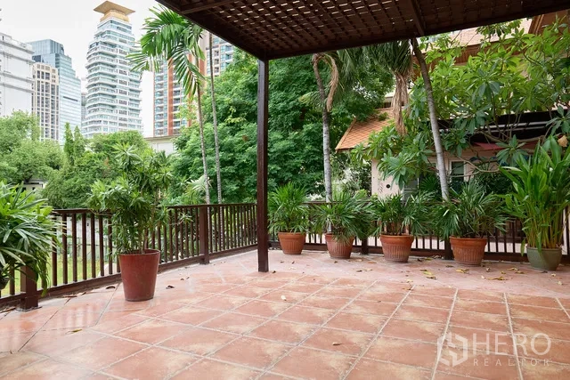 บ้าน ให้เช่าในWatthana, Bangkok - เทอเรซกว้างปูอิฐพร้อมระแนง กระถางต้นไม้ และฉากหลังเป็นเส้นขอบฟ้าเมือง