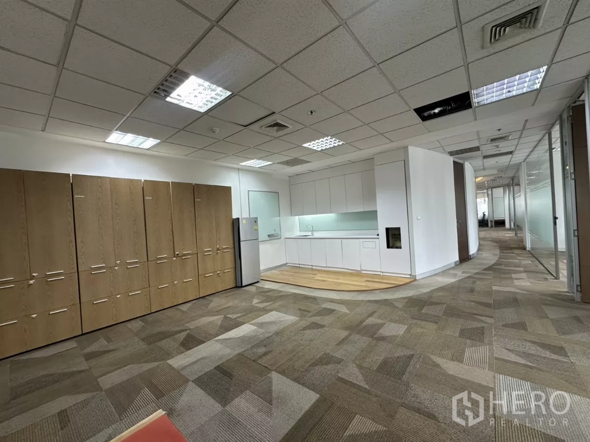 สำนักงาน ให้เช่าในWatthana, Bangkok - มุมแพนทรีและพักผ่อน มีตู้เก็บของสูง ตู้เย็น และทางเดินโค้ง