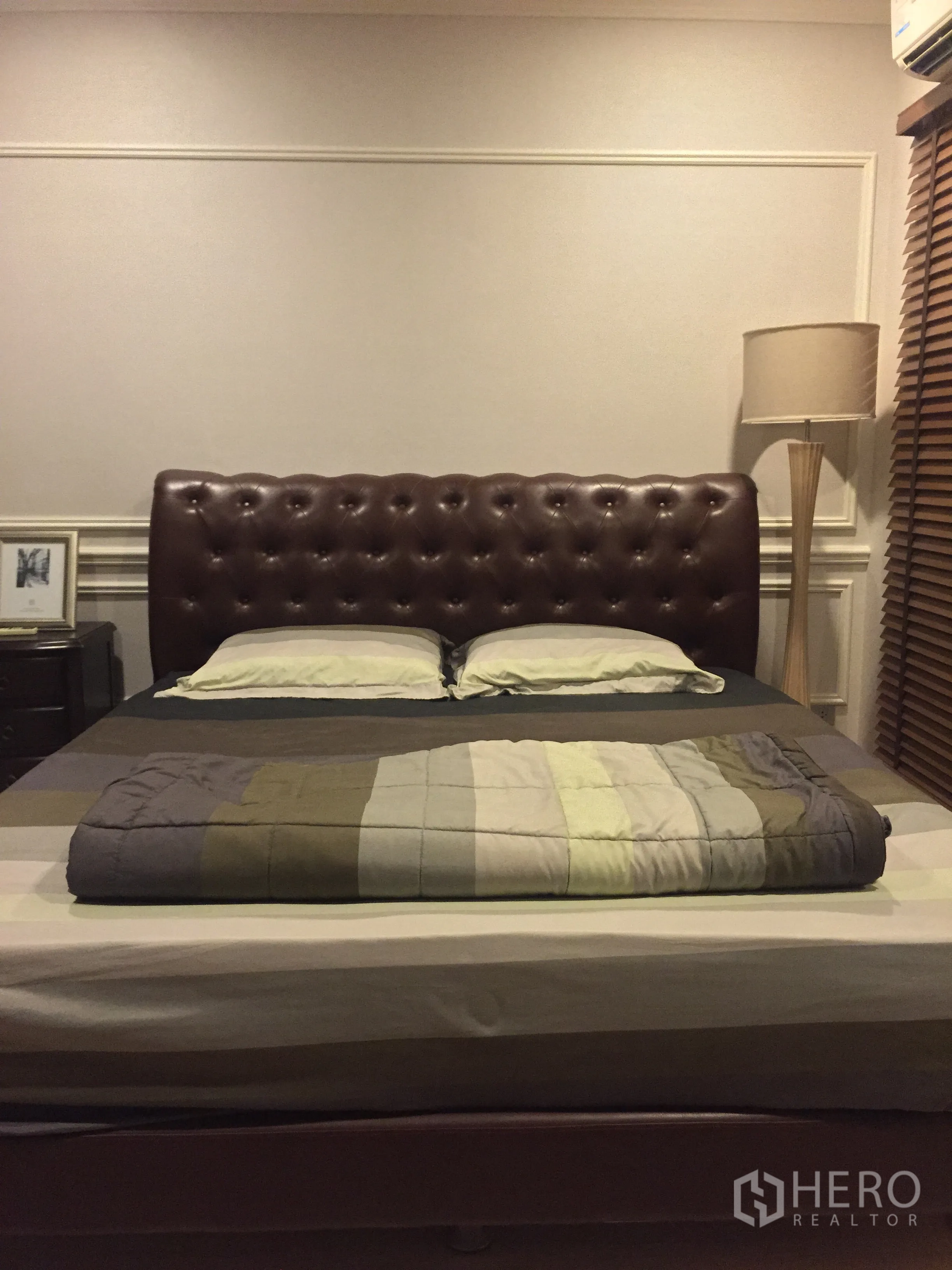 คอนโด ให้เช่าหรือขายในWatthana, Bangkok - ห้องนอนอบอุ่น หัวเตียงหนังบุกระดุม โต๊ะข้างเตียง และเครื่องนอนโทนสุภาพ