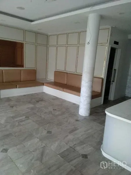 อาคารพาณิชย์ ให้เช่าในKhlong Toei, Bangkok - พื้นที่ชั้นล่างพร้อมเบาะนั่งบิลท์อิน พื้นกระเบื้อง และเสา.