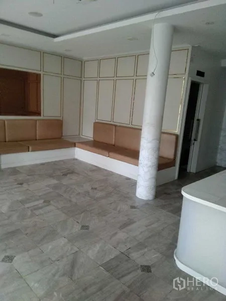 อาคารพาณิชย์ ให้เช่าในKhlong Toei, Bangkok - พื้นที่ชั้นล่างพร้อมเบาะนั่งบิลท์อิน พื้นกระเบื้อง และเสา.