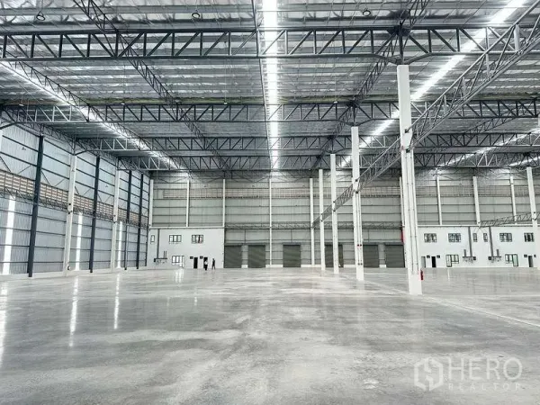 โรงงาน ให้เช่าในBang Phli, Samut Prakan - ฮอลล์สูงสำหรับโรงงาน พร้อมช่องโหลดและออฟฟิศภายใน