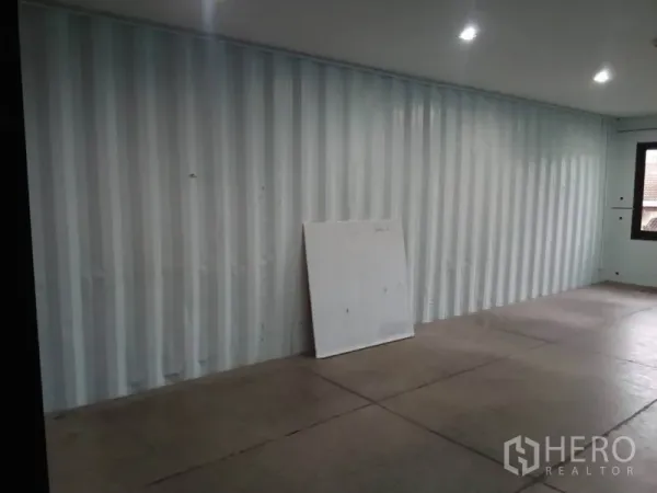 零售空间 出租在Khlong Toei, Bangkok - 空置30㎡零售铺，波纹金属墙、LED筒灯与水泥地面。