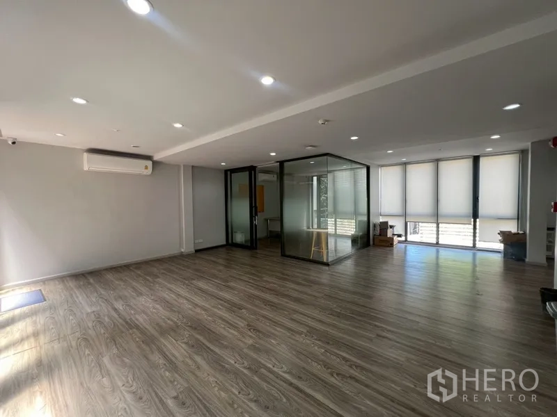 带办公室的家 出租或出售在Phra Khanong, Bangkok - 宽敞办公室，玻璃会议室与卷帘