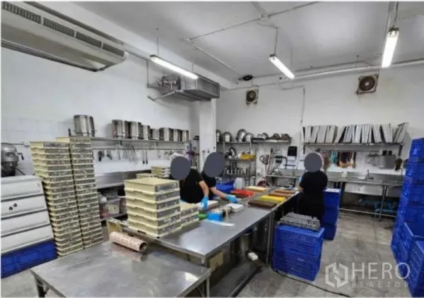 สำนักงาน ให้เช่าหรือขายในWatthana, Bangkok - ครัวเตรียมอาหารสุขอนามัยพร้อมเคาน์เตอร์สเตนเลส ถาด และฮูดดูดควัน