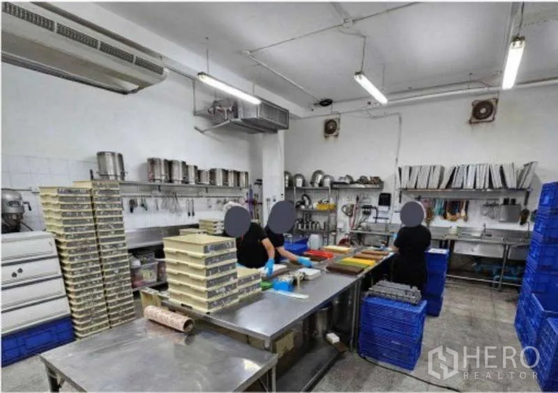 สำนักงาน ให้เช่าหรือขายในWatthana, Bangkok - ครัวเตรียมอาหารสุขอนามัยพร้อมเคาน์เตอร์สเตนเลส ถาด และฮูดดูดควัน