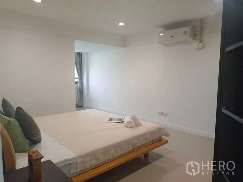 คอนโด ให้เช่าในWatthana, Bangkok - ห้องนอนกว้างขวาง ผนังโทนสว่าง พร้อมเครื่องปรับอากาศและแสงธรรมชาติ