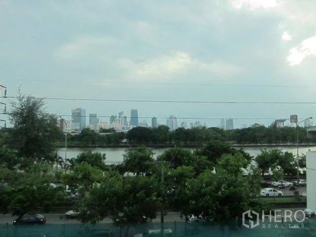 คอนโด ให้เช่าในKhlong Toei, Bangkok - วิวสกายไลน์เมืองเหนือทะเลสาบและแนวต้นไม้จากระเบียง