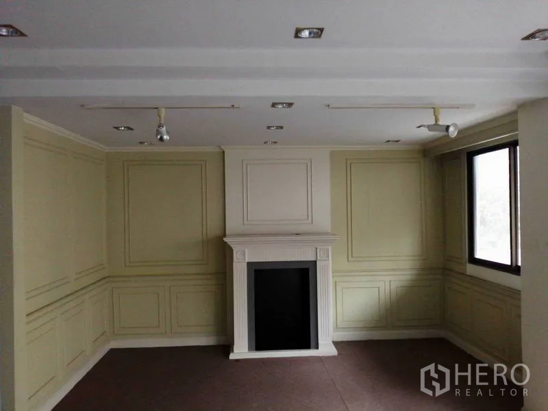 办公空间 出租在Khlong Toei, Bangkok - 经典风会议室，护墙板与装饰壁炉及窗户。