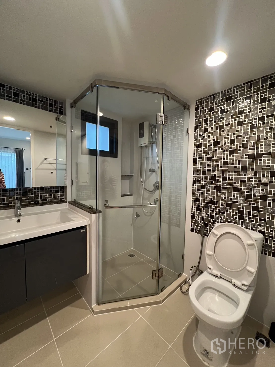 บ้าน ให้เช่าในBang Kapi, Bangkok - ห้องน้ำพร้อมตู้อาบน้ำกระจก และผนังกระเบื้องลายโมเสก