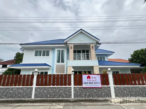 บ้าน ขายในMin Buri, Bangkok - ด้านหน้าบ้านพร้อมระเบียงและรั้วรอบขอบชิด