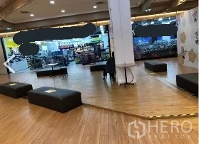 零售空间 出租在Khlong Toei, Bangkok - 带镜面墙的摊位区，黑色座椅与明亮商场内部，对向多家门店。